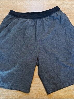 adidas Men's Dark Gray Athletic Shorts with Black Waistband size medium